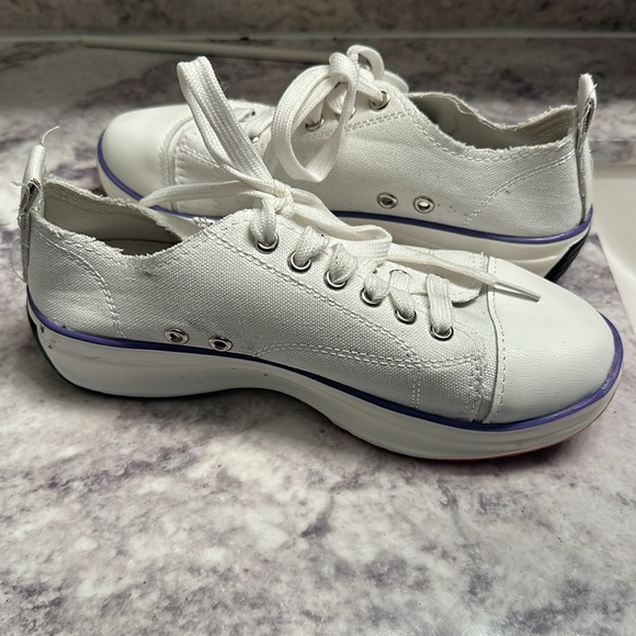White canvas shoes size 6 colored bottom - Picture 4 of 7